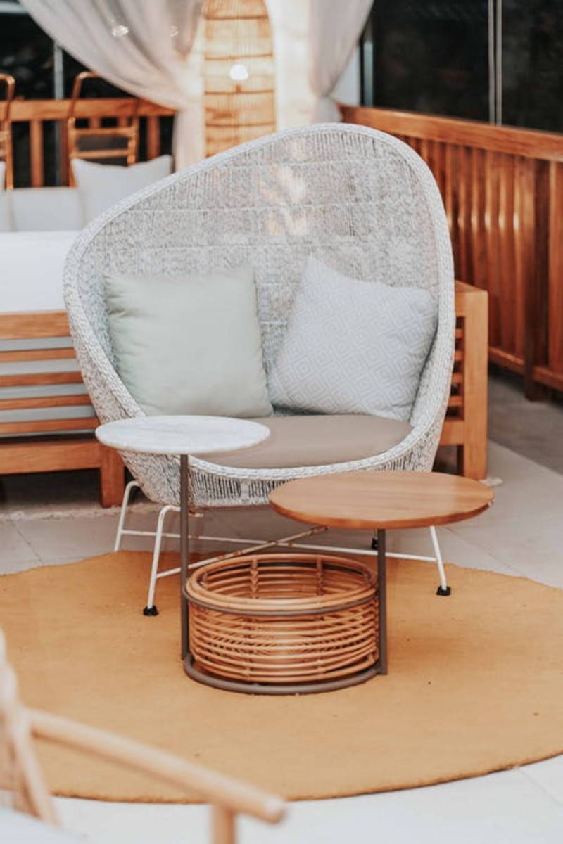 table d'extérieur déco et chaise en rotin blanc