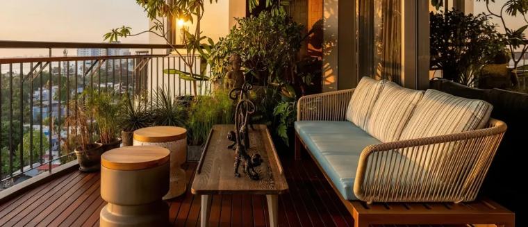 terrasse amenagee meubles en bois et rotin plantes