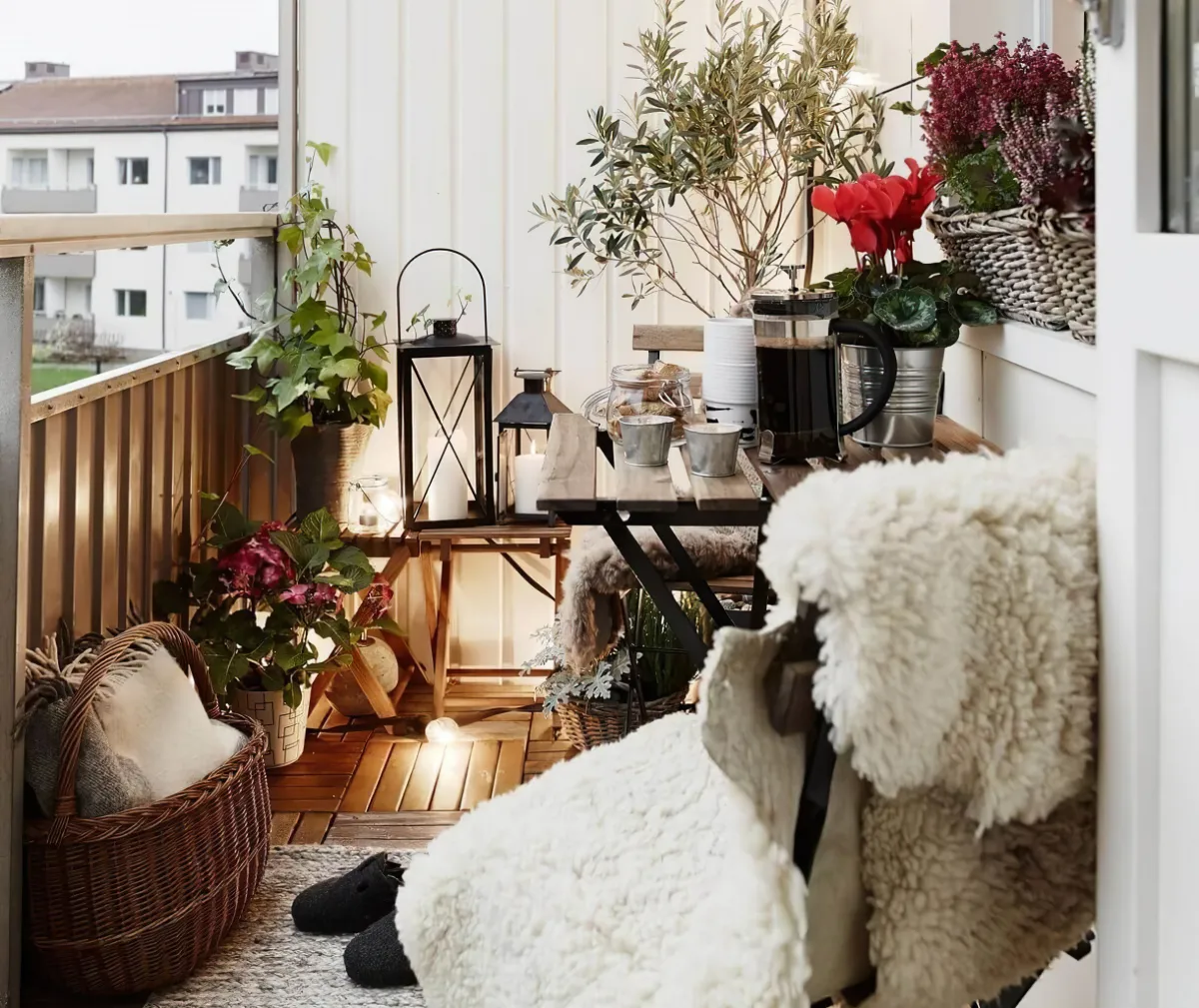 terrasse cocooning en bois et blanc plantes tapis et couverture