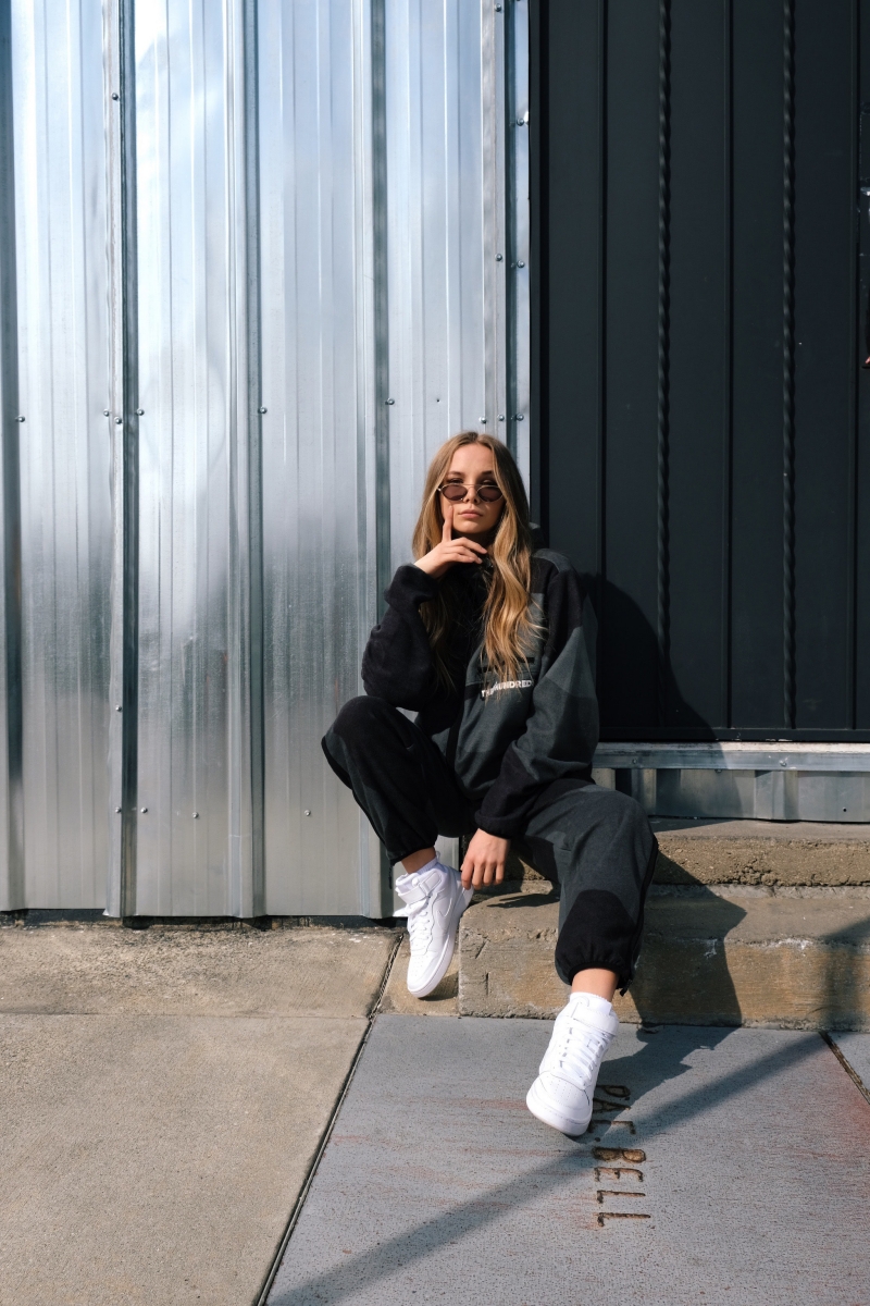 total look noir street style femme tenue avec chaussures blanches