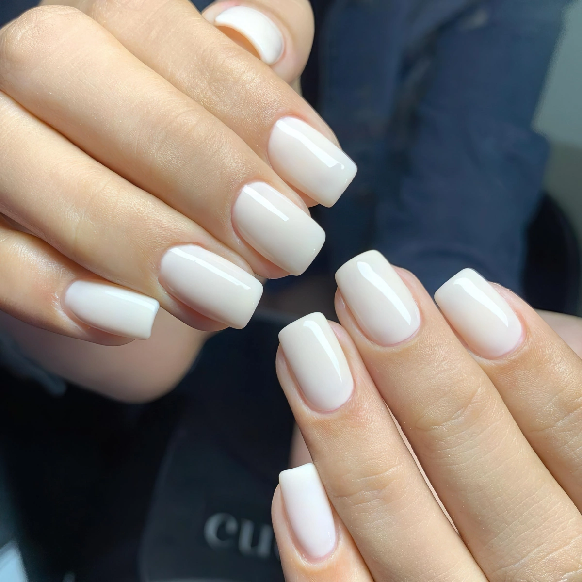 vernis couleur milky white tendance ongles mariage naturel mains femme
