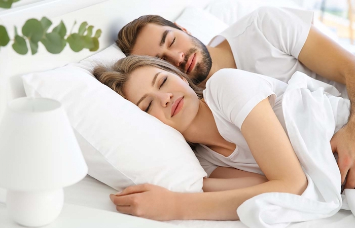 comment perdre 5 kg en 1 semaine naturellement homme et femme dorment dans un lit blanc