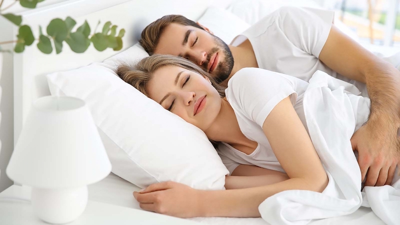 comment perdre 5 kg en 1 semaine naturellement homme et femme dorment dans un lit blanc