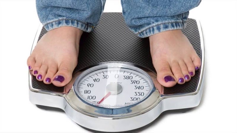 how much weight can you lose in 1 week a scale and two women's feet