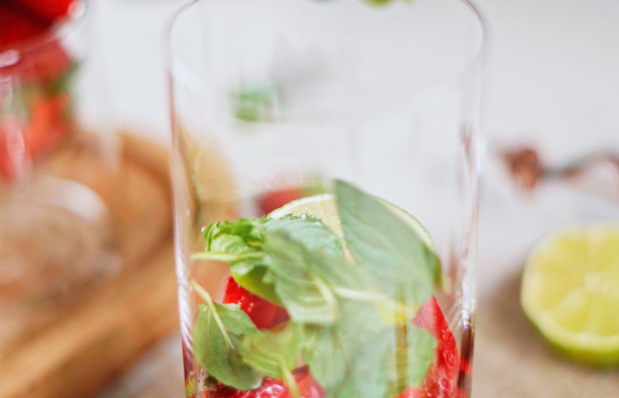 ajouter des feuilles de menthe aux fraises meilleur cocktail d été mojito fraise
