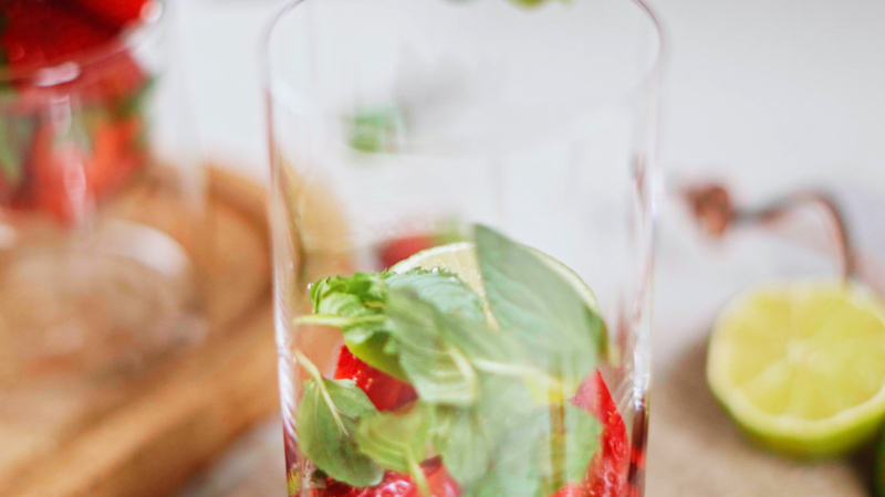 ajouter des feuilles de menthe aux fraises meilleur cocktail d été mojito fraise
