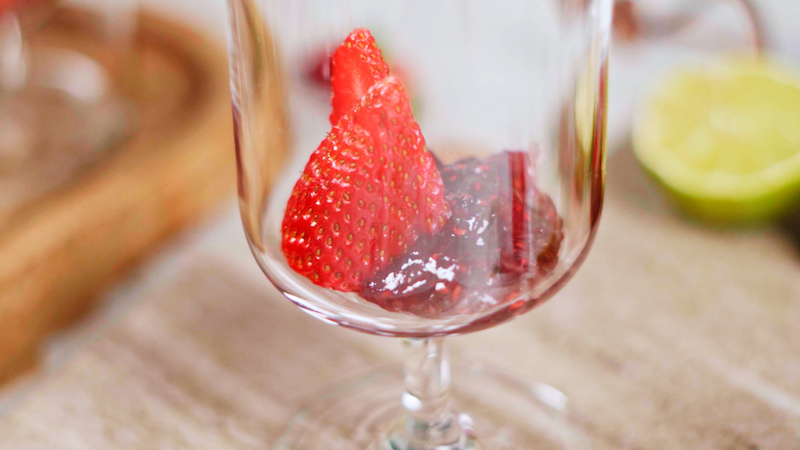 ajouter des tranches de fraises pour faire mojito fraise original cocktail d été