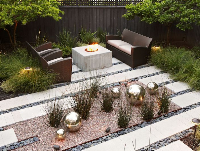 amenagement petit jardin avec des cailloux composition jardin moderne chaise table