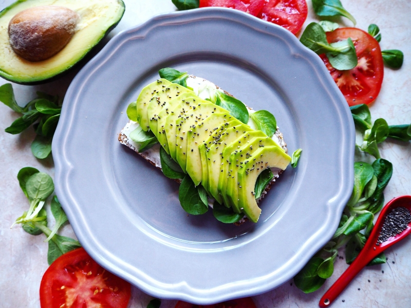 assiette ronde bleue graines toast avocat chia tranches tomate