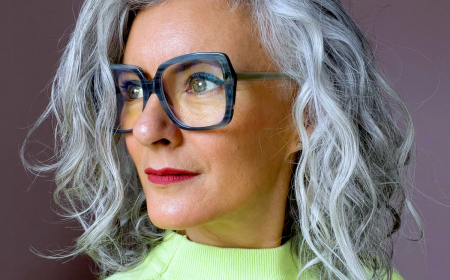 balayge inverse femme 60 ans cheveux mi longs gris lunette de vue pull vert
