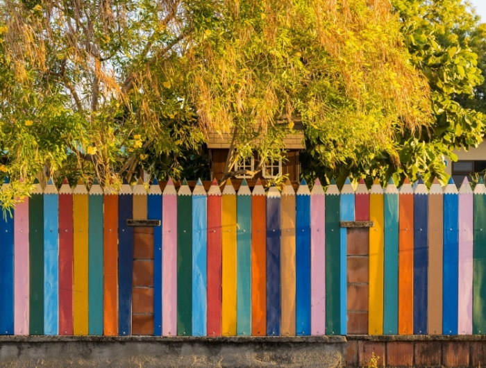 barrire jardin en bois ronds personnalises crayons multicolore deco jardin