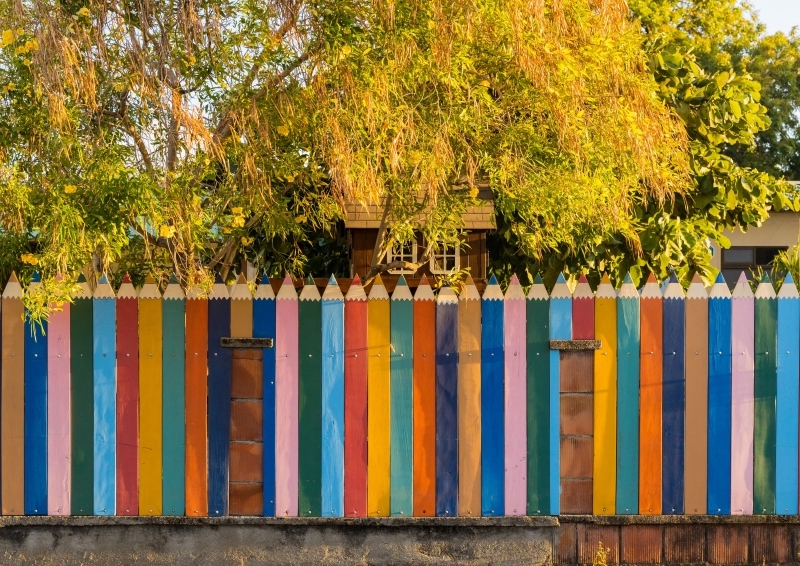 Clôture en bois originale : 12 façons simples et pas cher de personnaliser les murs du jardin