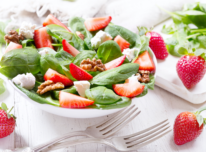 bienfaits des fraises pour maigrir assiette aux fraises et menthe