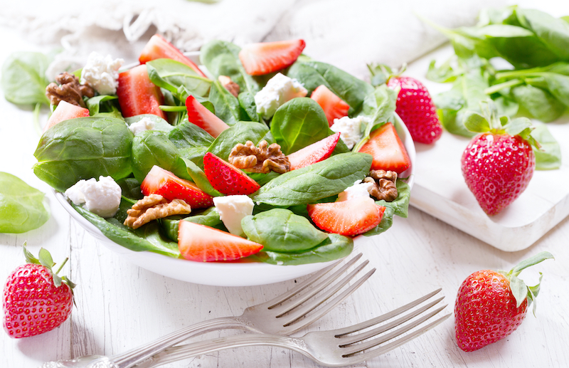 bienfaits des fraises pour maigrir assiette aux fraises et menthe