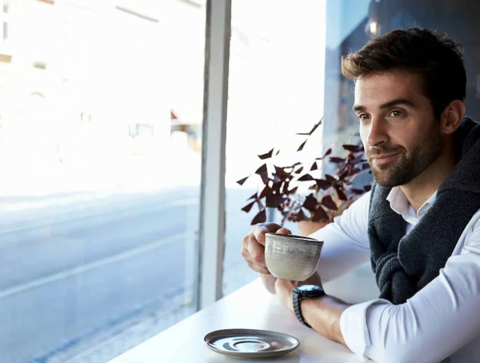 boire du cafe le soir pour maigrir homme avec tasse