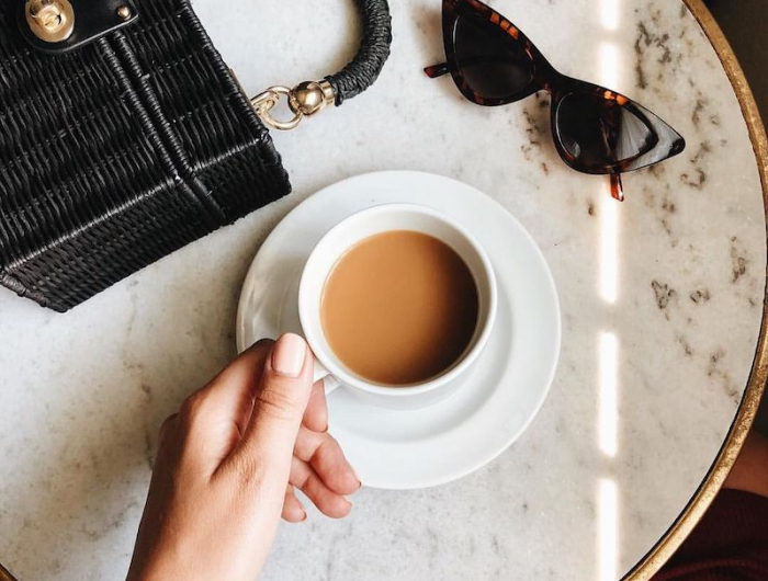 boire du cafe le soir pour maigrir tasse de cafe main de femme