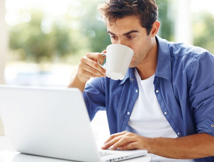 boire du cafe noir fait maigrir homme boit cafe devant l ordinateur
