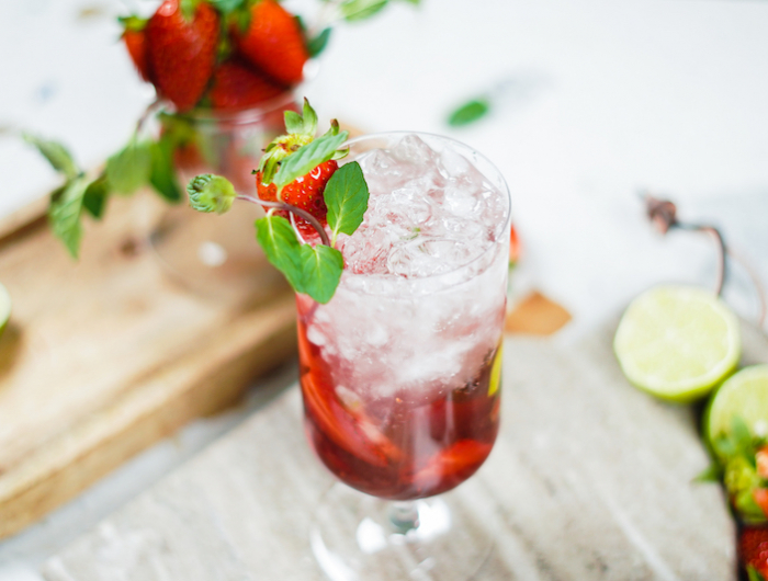 boisson apéritif cocktail d été avec rhum fraises et eau gazeuse original