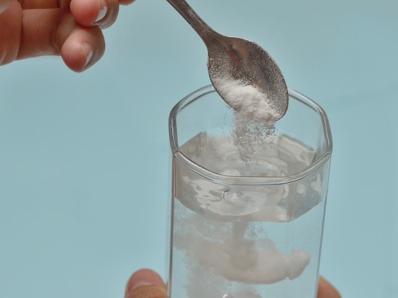 boisson bicarbonate de soude dans un verre d eau