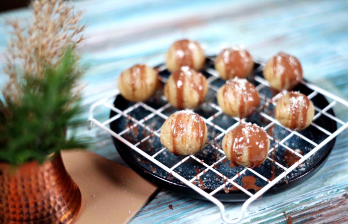 boules de pate d amande au chocolat sur une grille