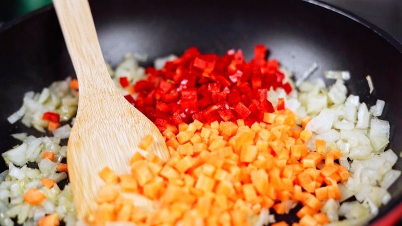 carrotte en des poivrons rouges oignon jaune a la poele