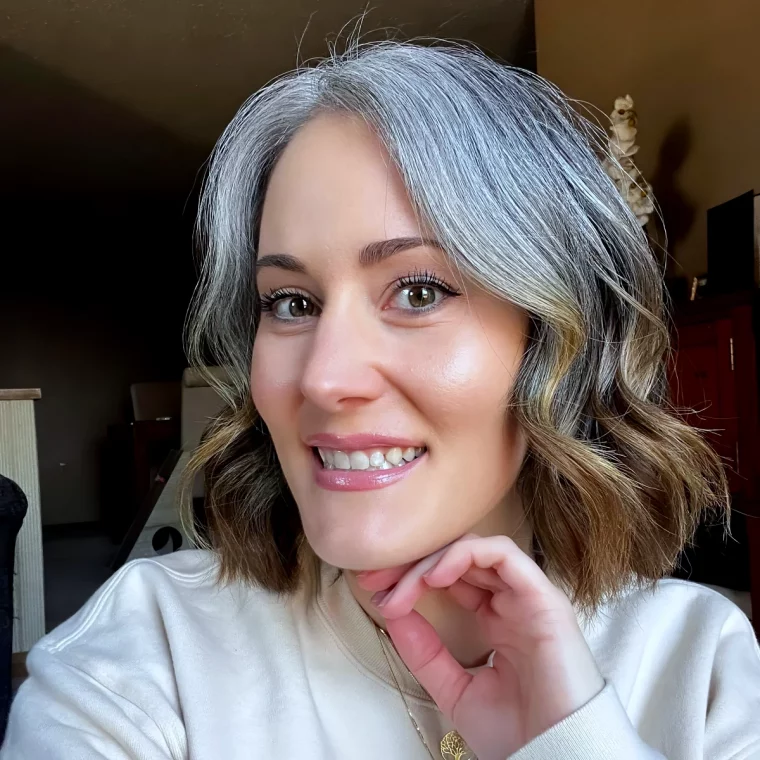 cheveux gris mi court femme souriante