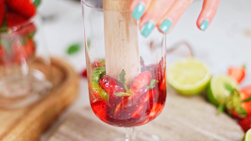 cocktail avec fraise et rhum comment préparer mojito à l avance idée boisson rafraichissante