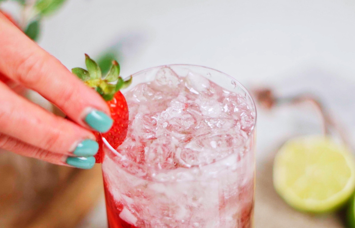cocktail original et simple à la fois idée de recette mojito fraise deco verre à cocktail