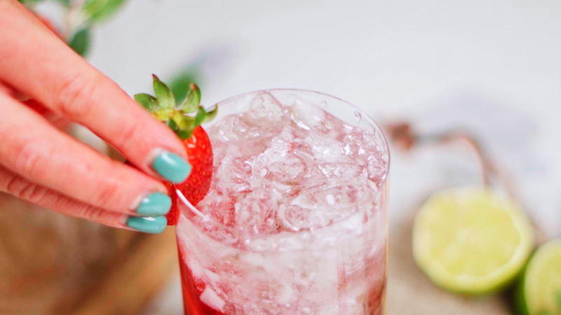 cocktail original et simple à la fois idée de recette mojito fraise deco verre à cocktail