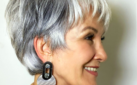 coiffure rajeunissante volume sur cheveux gris femme 60 ans