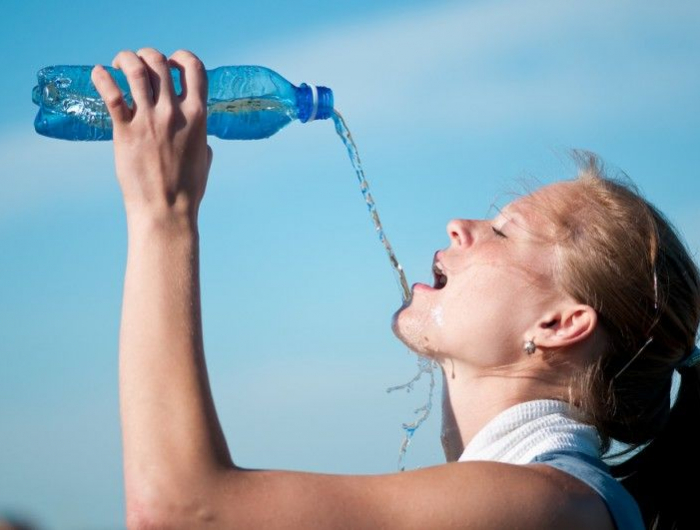 combien boire d eau par jour maximum femme boit eau d une bouteille