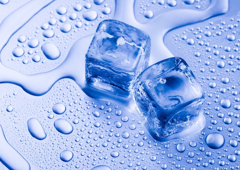 how much water should we drink a day ice cubes in water