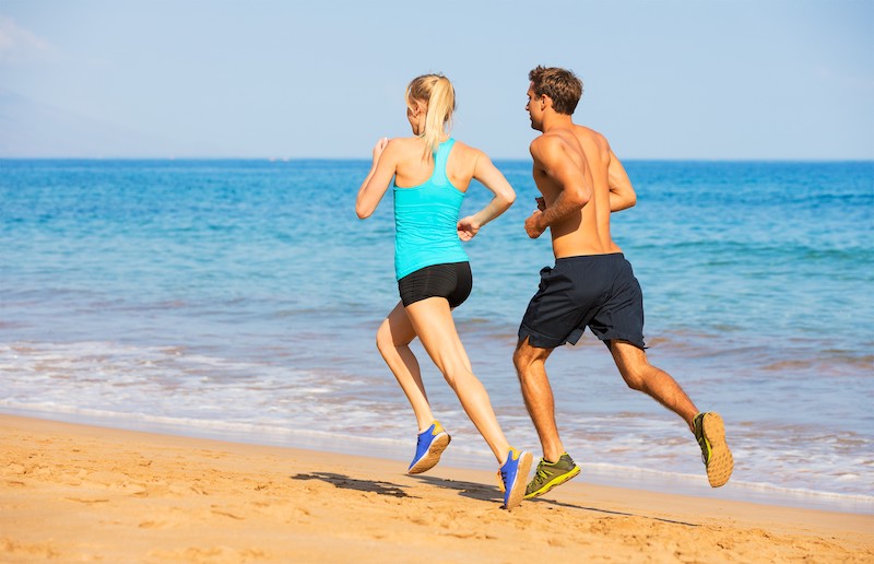 combien d eau devrait on boire par jour femme et homme courant au bord de la mer