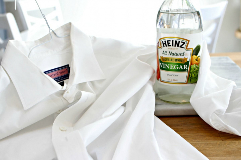 Comment blanchir un chemisier blanc qui a jauni ? Astuces testées