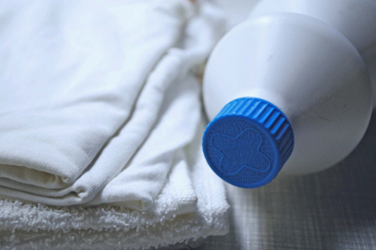 Comment blanchir un chemisier blanc qui a jauni ? Astuces testées