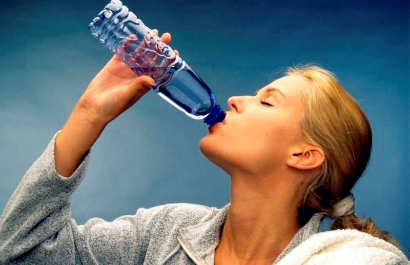comment eliminer le sel dans l organisme femme qui boit de l eau sur un fond blue