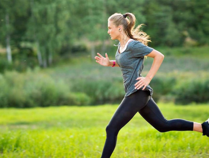comment éliminer le sodium dans le corps femme running dans un parc pelouse verte