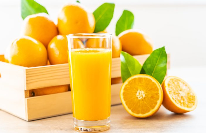 comment faire pousser les cheveux plus rapidement en 1 semaine verre de jus d orange avec fruits oranges