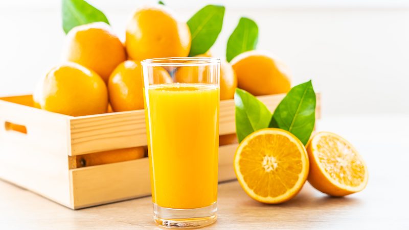 comment faire pousser les cheveux plus rapidement en 1 semaine verre de jus d orange avec fruits oranges