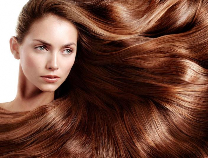 comment faire pousser ses cheveux rapidement et naturellement femme aux cheveux long et yeux verts