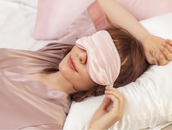 comment faire pousser ses cheveux tres rapidement femme dormant sur oreiller en soie