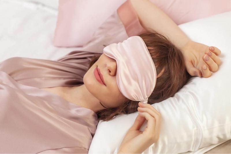 comment faire pousser ses cheveux tres rapidement femme dormant sur oreiller en soie