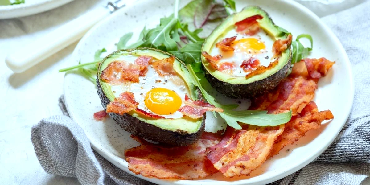 comment faire un petit dejeuner equilibree avocat avec des oeufs bacon