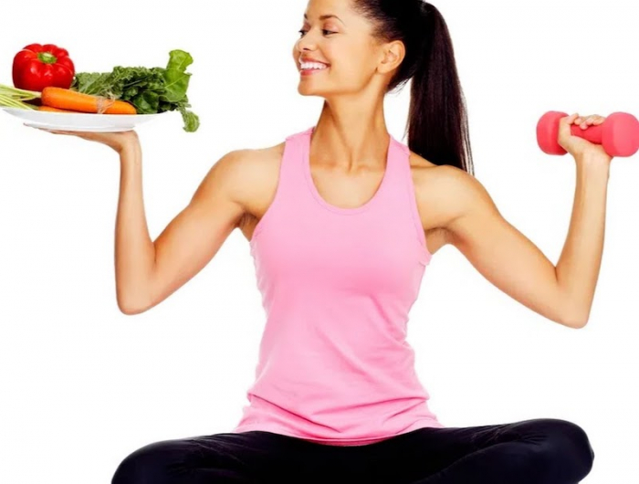 comment maigrir des bras alimentation femme sportive qui tient des legumes et halteres