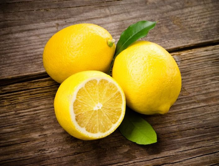 comment réduire le sel dans l alimentation citrons jaunes sur une table en bois