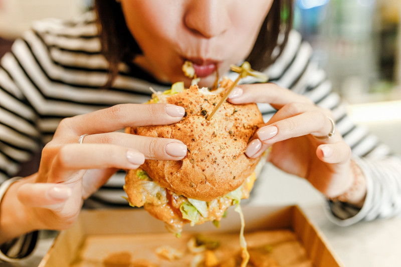 comportement et habitudes alimentaires personne qui mangent vite