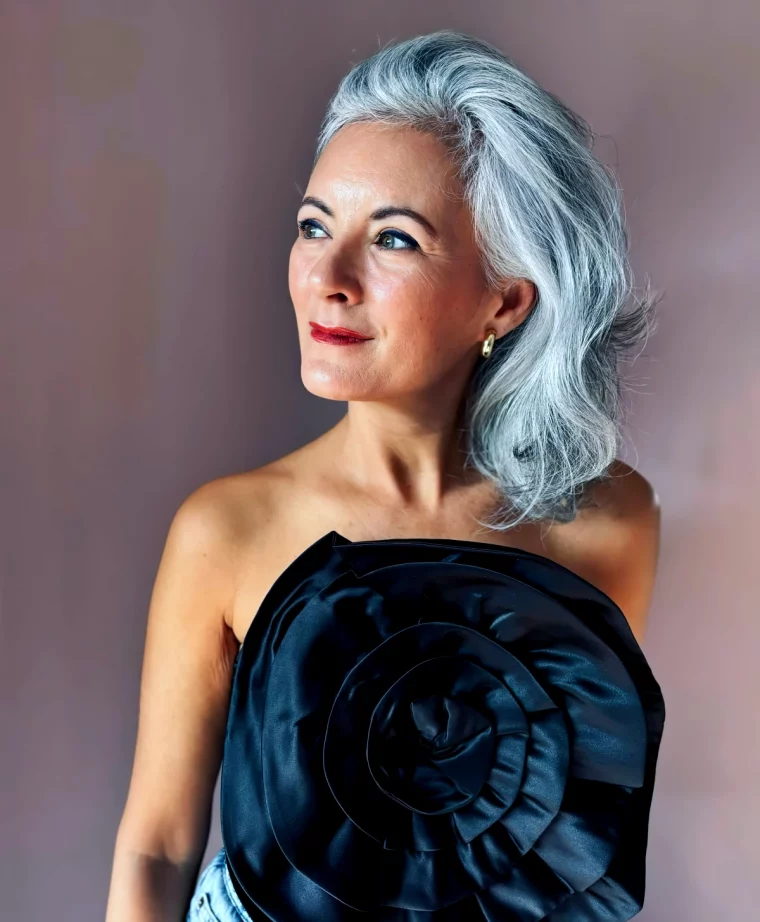 coupe cheveux gris femme top noir en forme de fleur