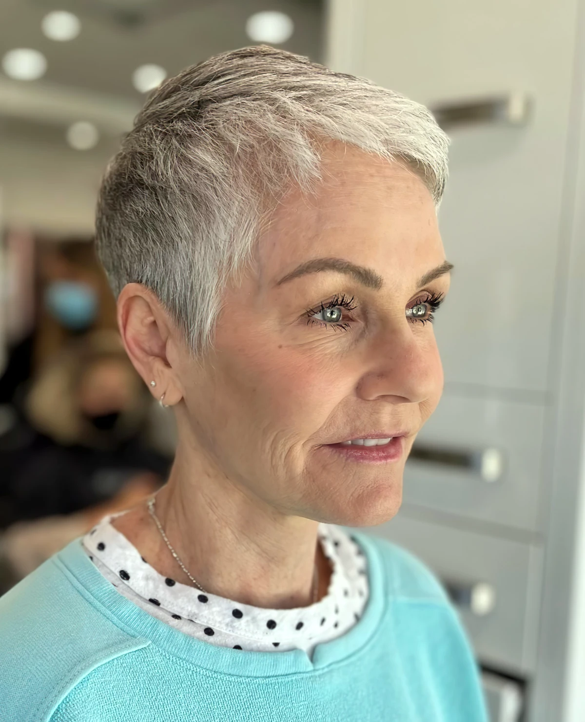 coupe courte femme 60 anc cheveux gris