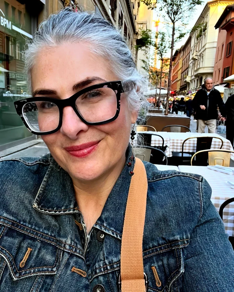 coupe de cheveux gris femme 50 ans avec lunettes