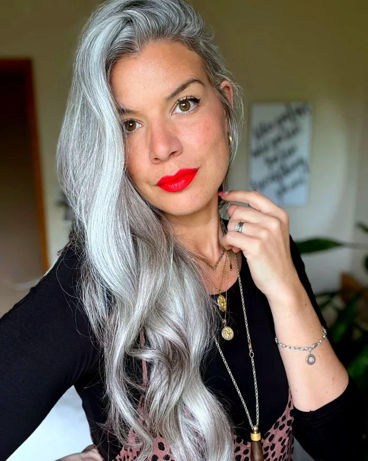 coupe de cheveux gris pour femme de 60 ans rouge a levre rouge